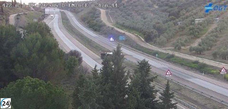 Accidente de camión provoca corte en la A-4 en Bailén, Jaén, con una persona herida.