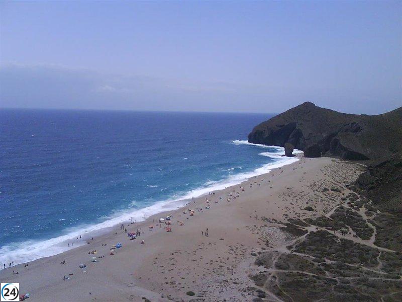 Fallece un inmigrante en la costa de Carboneras al intentar llegar en patera junto a 22 personas.