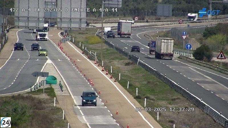 La A-4 reanuda su tráfico tras el accidente de un camión cerca de Bailén, Jaén.