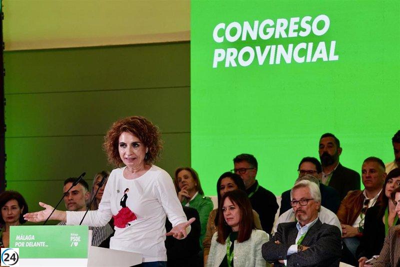 Montero critica a Moreno por no contribuir a Andalucía y señala que el PP solo usa la bandera para polarizar.
