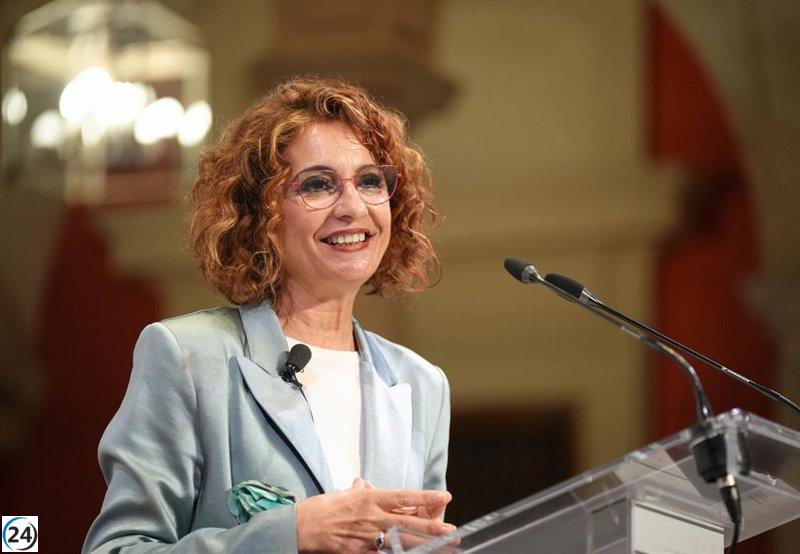 Montero lanza iniciativa de apoyo económico para municipios andaluces en situación financiera crítica, beneficiando a 36 localidades.