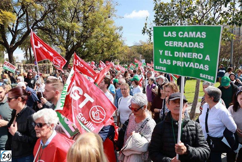 Miles de ciudadanos y líderes de izquierda se movilizan en Sevilla por la defensa de la sanidad pública.