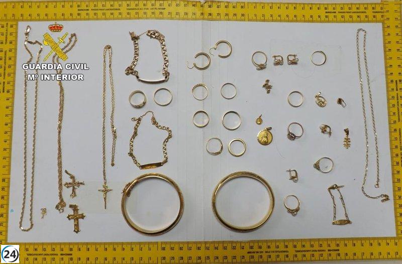 Detienen a exempleada de geriátrico y trabajadora del hogar por estafas a ancianos en Sevilla.