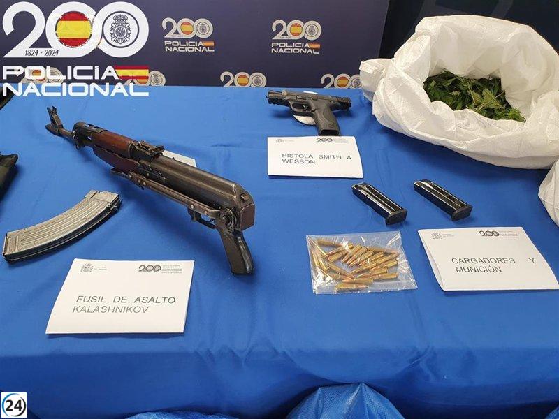 Desmantelan en Sevilla una plantación de marihuana con 1.200 ejemplares y hallan un fusil Kalashnikov en una gran operación policial en las Tres Mil Viviendas.