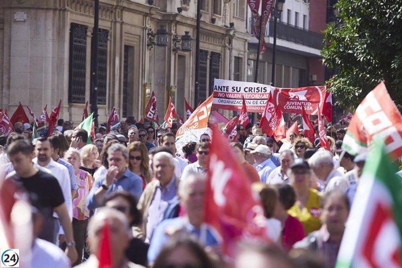 CCOO y UGT conmemoran el Día del Trabajador en Andalucía con multitudinarias manifestaciones, destacando la principal en Sevilla.