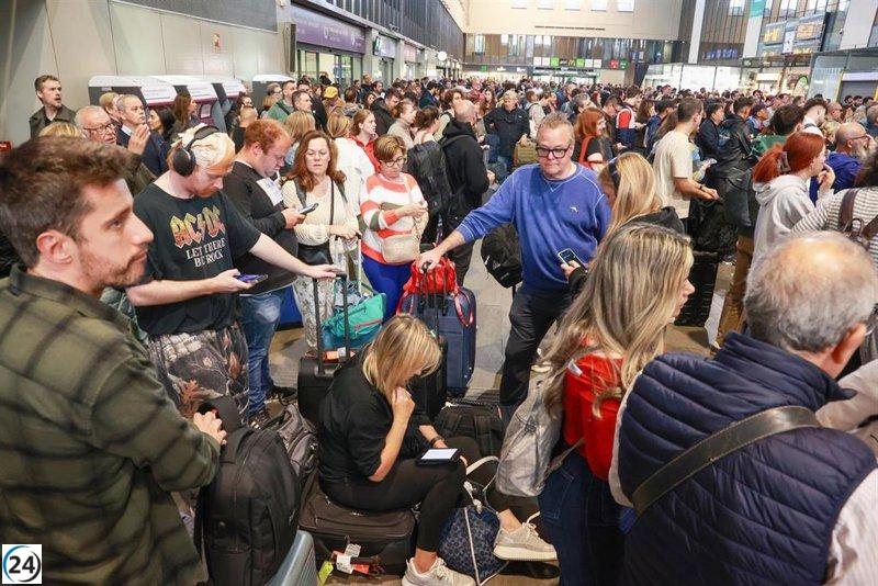 Viajeros en Santa Justa (Sevilla) denuncian escasez de información tras el