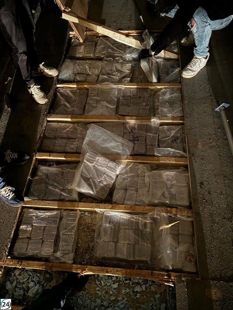 Desarticulada red de tráfico internacional de hachís en Almería y Granada con cinco arrestos.