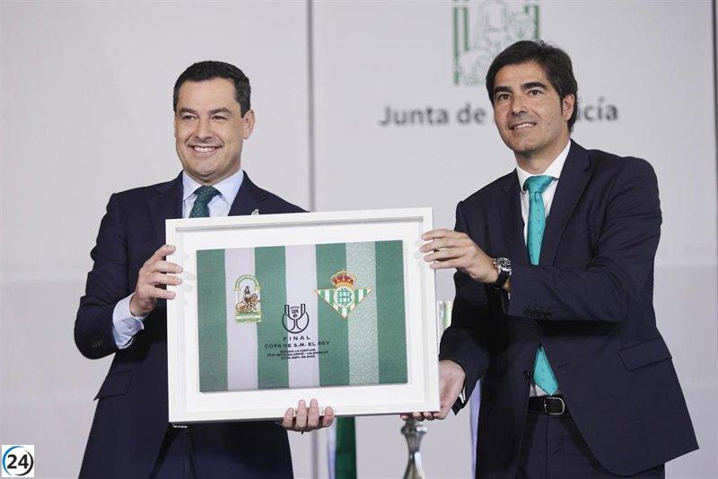 Juanma Moreno celebra el avance del Betis a la final de la Conference League: ¡Vamos por la gloria!