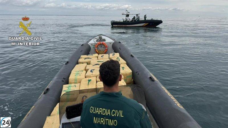Desmantelan una embarcación en el Guadiana con 3.700 kilos de hachís a bordo.