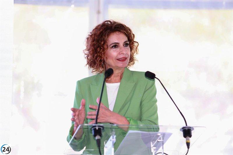Montero se disculpa por los recientes problemas del AVE y asegura que no son consecuencia de un mal mantenimiento.
