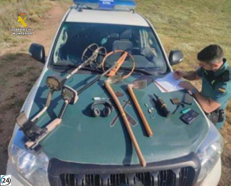 Detenidos en Sevilla por usar detectores de metales cerca del yacimiento de Munigua.