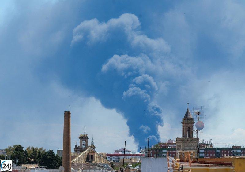 Fuego en planta química de Alcalá de Guadaíra, humo visible desde Sevilla.