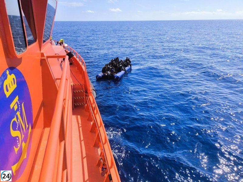Salvamento de 25 migrantes magrebíes en una embarcación en Cabo de Gata, Almería.