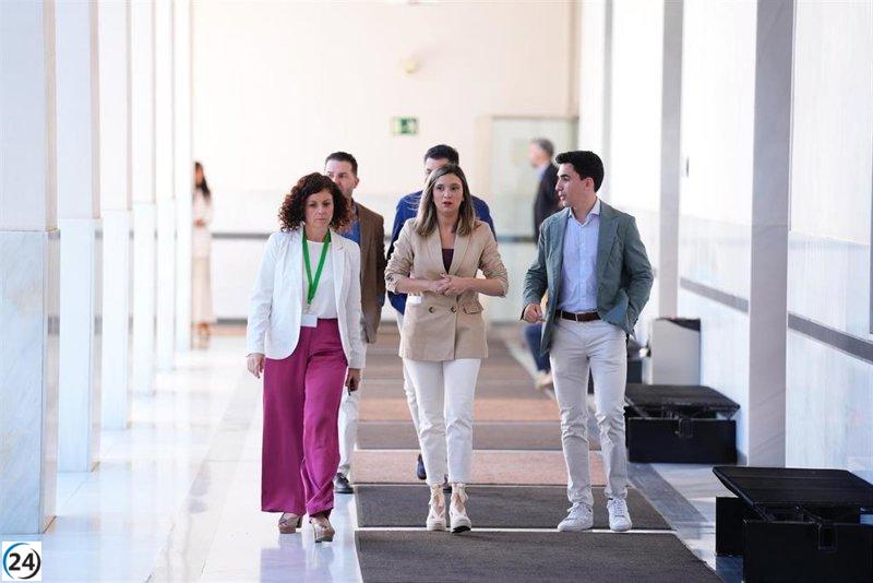 PSOE-A exige a Moreno que priorice su asistencia al Parlamento sobre la final del Betis en Polonia.