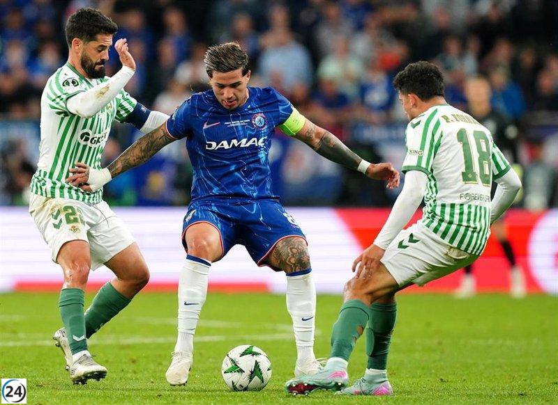 El Betis sucumbe en la segunda mitad y cae ante el Chelsea en su debut europeo.