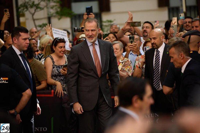 Felipe VI reafirma la conexión de la Casa Real con la Virgen de las Angustias al iniciar su visita a Granada.