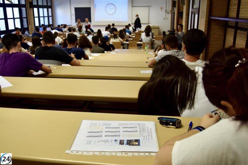 Andalucía inicia la prueba universitaria con un enfoque en pobreza laboral y modernismo en el examen de Lengua.