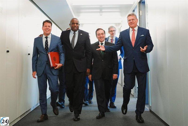 Albares se encuentra en Bruselas con Sefcovic y Lammy para impulsar el pacto sobre Gibraltar.