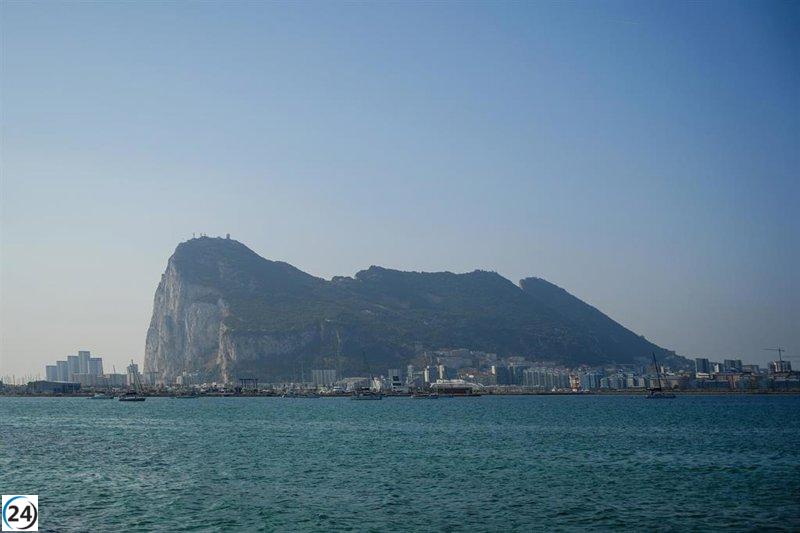 Alcaldes del Campo de Gibraltar y la Junta se reúnen con Albares para discutir el pacto sobre Gibraltar este viernes.
