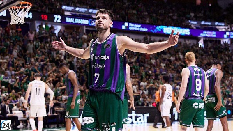 Unicaja se juega el todo por el todo en un intenso cuarto encuentro.
