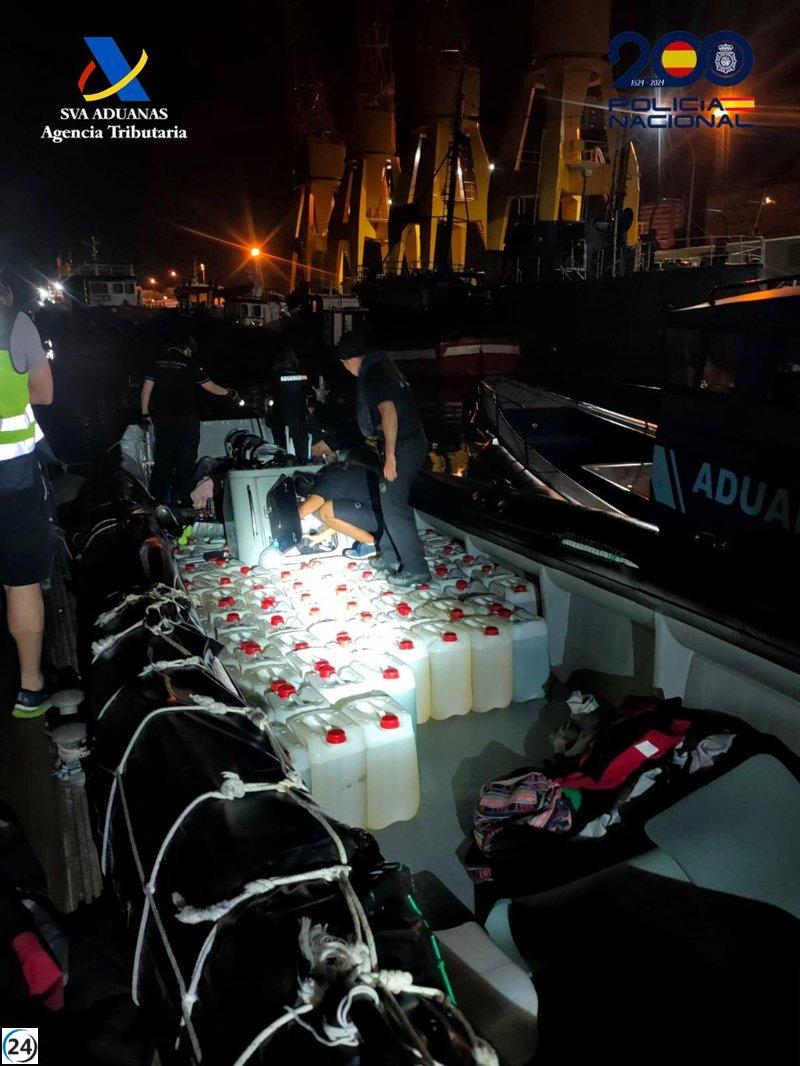 Desmantelan narcobote en la costa de Huelva con 3.250 litros de combustible y arrestan a sus dos ocupantes.