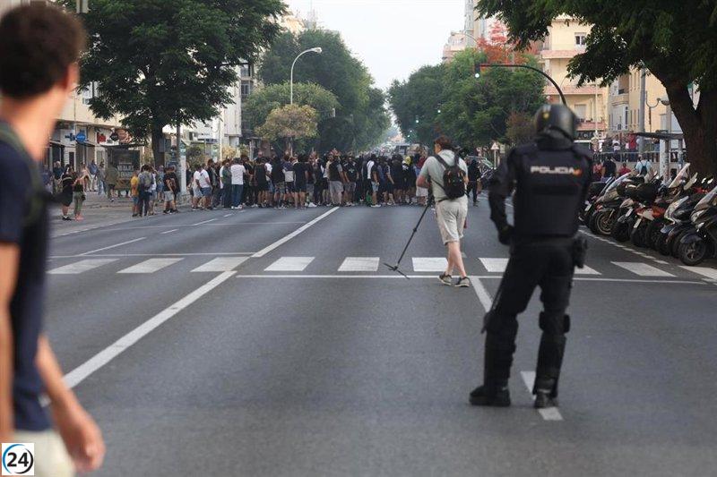 Protesta de trabajadores metalúrgicos recorre la avenida principal de Cádiz en plena huelga.