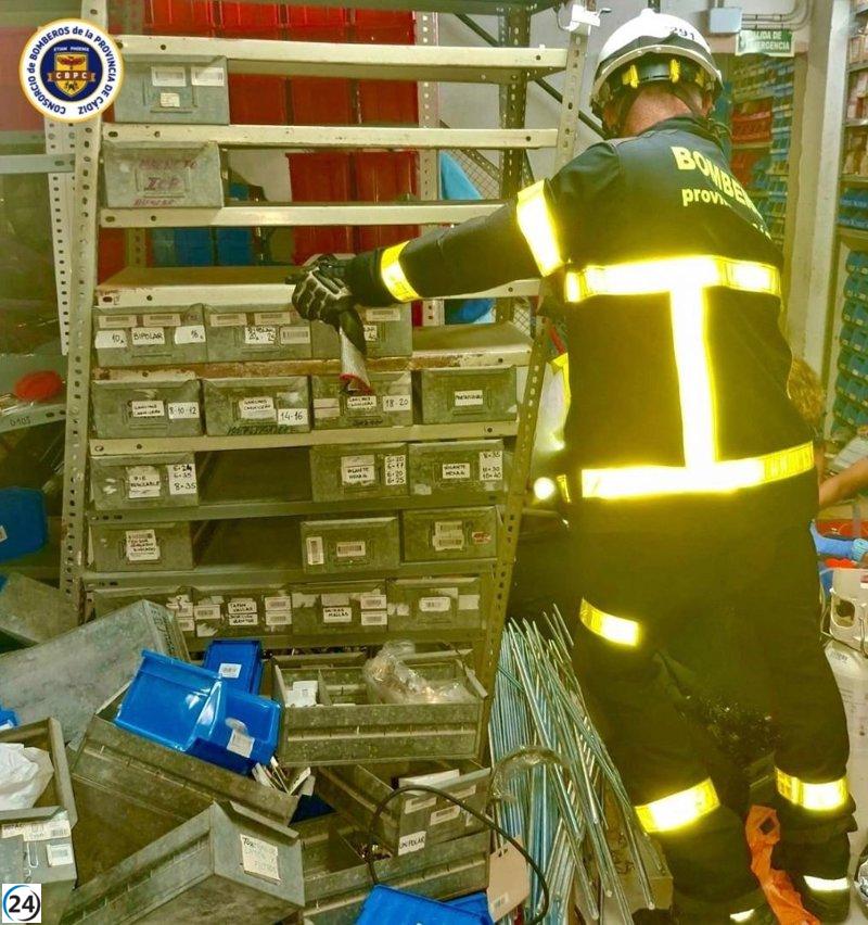 Trágico accidente laboral en San Fernando: un trabajador fallece tras el colapso de una estantería.