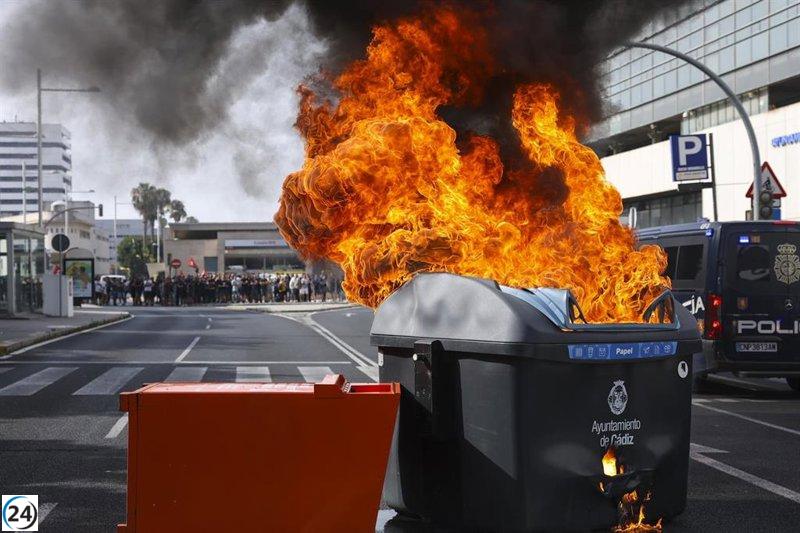 Protestas del sector metal en Puerto Real llevan al cierre de la CA-611 en el polígono El Trocadero.