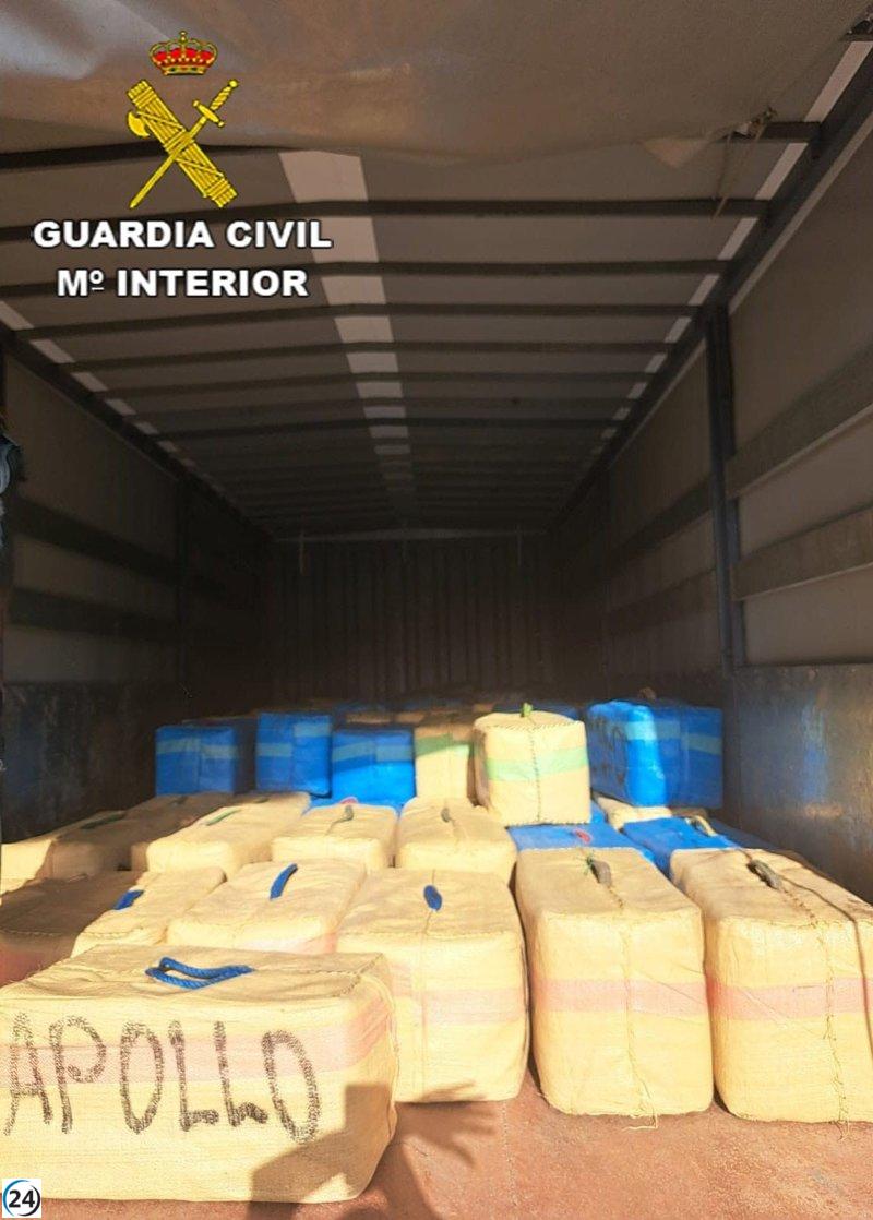 Desmantelan un centro de tráfico de drogas en Zahora: incautan cuatro toneladas de hachís y armas, con cuatro personas arrestadas.