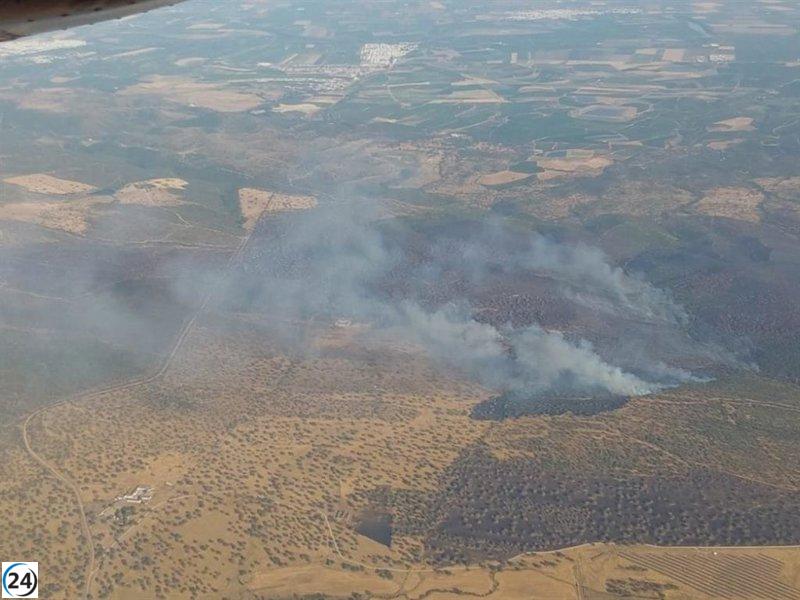 El Infoca moviliza seis aeronaves para combatir incendio forestal en Castilblanco, Sevilla.