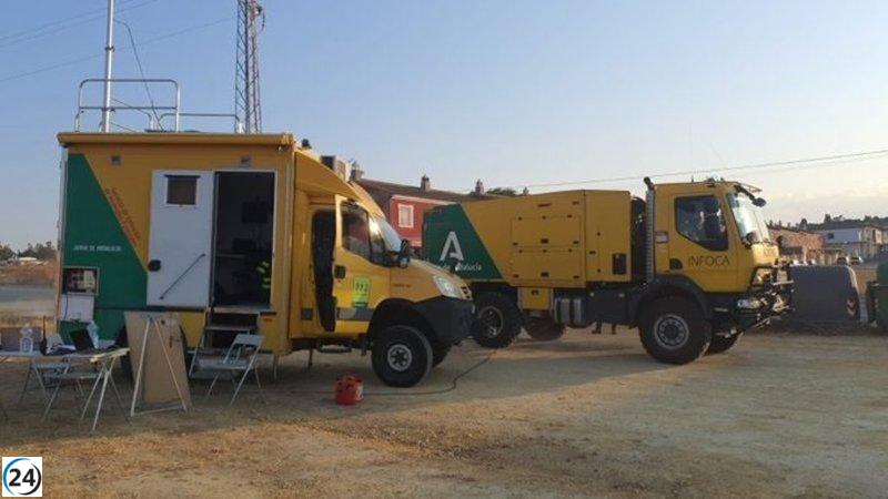 Mejoran las condiciones del incendio en El Garrobo (Sevilla) con la llegada de aviones de combate.
