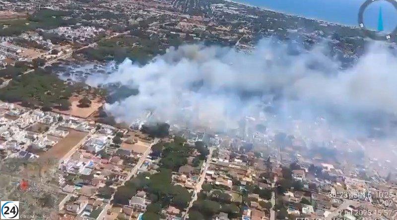 Incendio en Chiclana obliga al desalojo de varias viviendas.