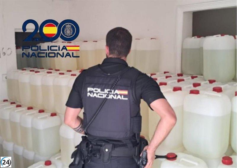 Desmantelan en El Puerto (Cádiz) un operativo con 17.500 litros de combustible destinado al narcotráfico y arrestan a tres sospechosos.