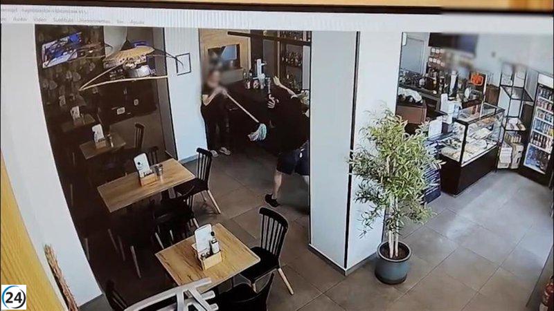 Un joven arrestado tras intentar asaltar un local en Roquetas y proporcionar sus datos personales para un concurso.