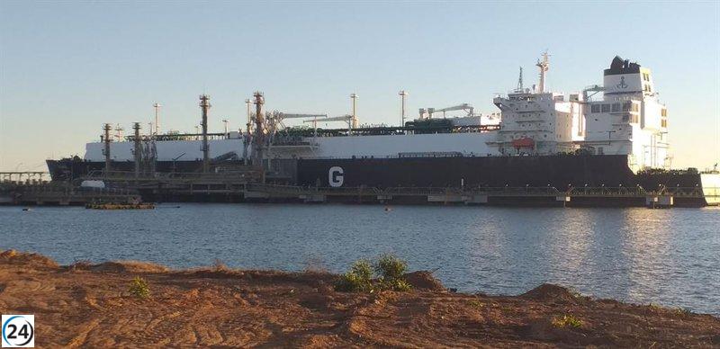 Ola generada por metanero hiere a varias personas en la playa de Mazagón (Huelva) tras impacto con rocas.