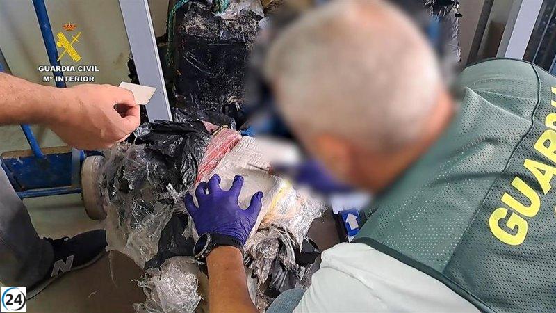 Detenido un hombre y confiscados 220 kilos de cocaína y un fusil de guerra en una operación en Barbate, Cádiz.