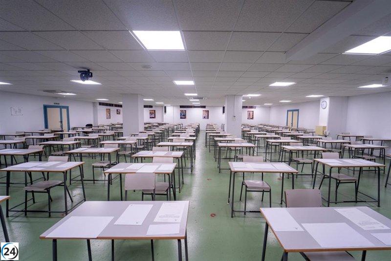 Más de 18,600 candidatos superan el examen para acceder a 7,885 puestos de docente en Andalucía.
