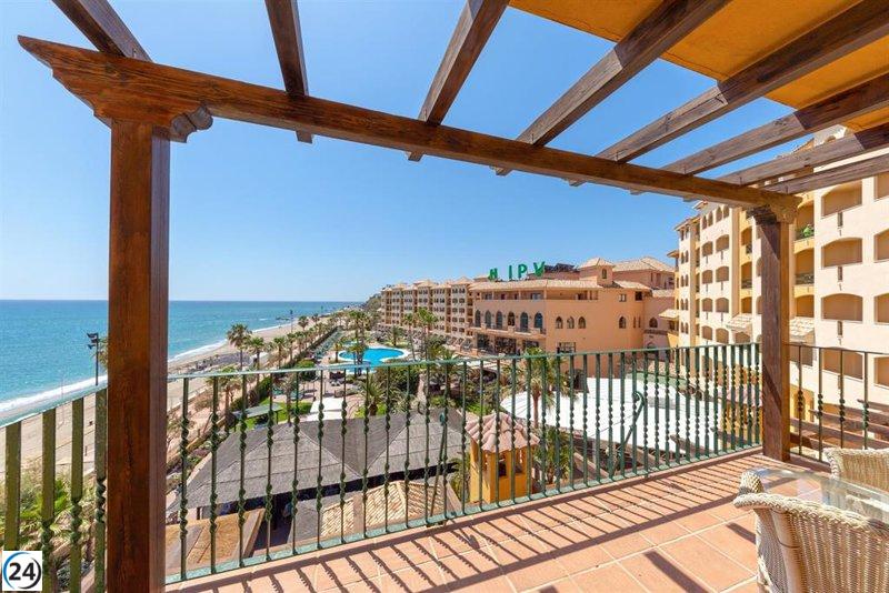 Hoteleros de la Costa del Sol anticipan una ocupación de 86,6% en julio y 83,9% en agosto, por debajo de los niveles del verano anterior.