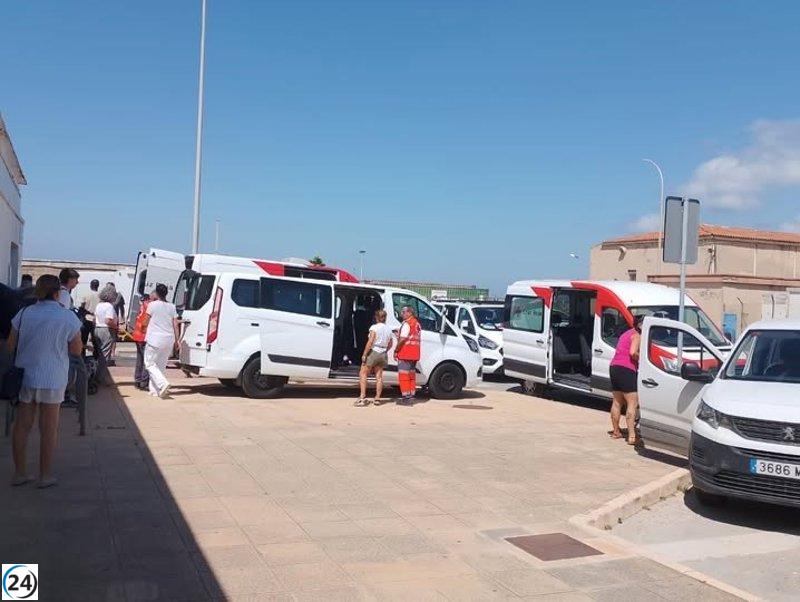 Los ancianos evacuados por el incendio en Facinas vuelven a su hogar en el geriátrico de Tarifa.