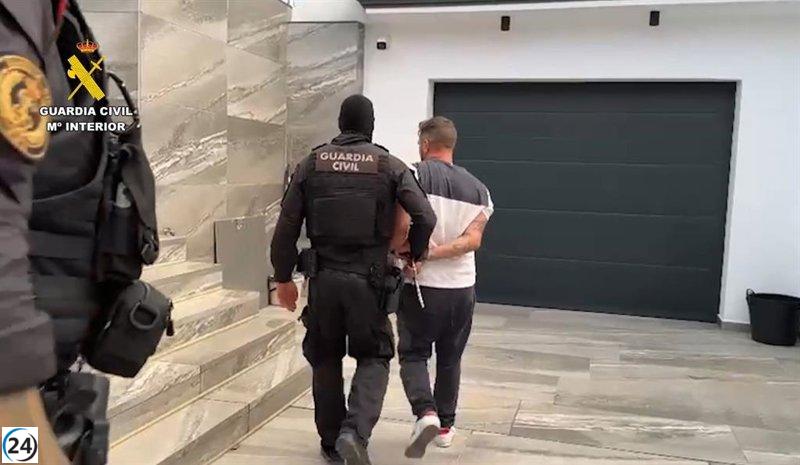 Desmantelan red de blanqueo de narcotráfico en varias ciudades, confiscando propiedades y vehículos de lujo.