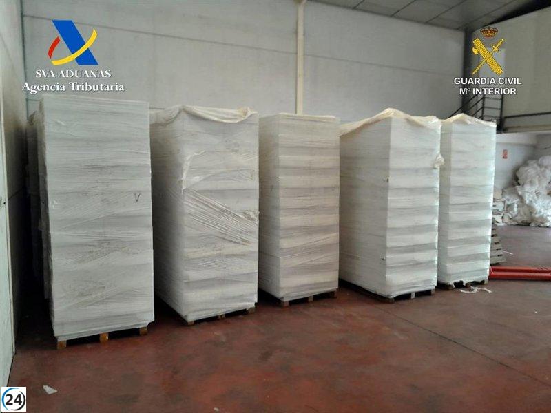 Desmantelan en Andalucía una red de contrabando de tabaco con la incautación de más de 400.000 cajetillas y la detención de siete personas.