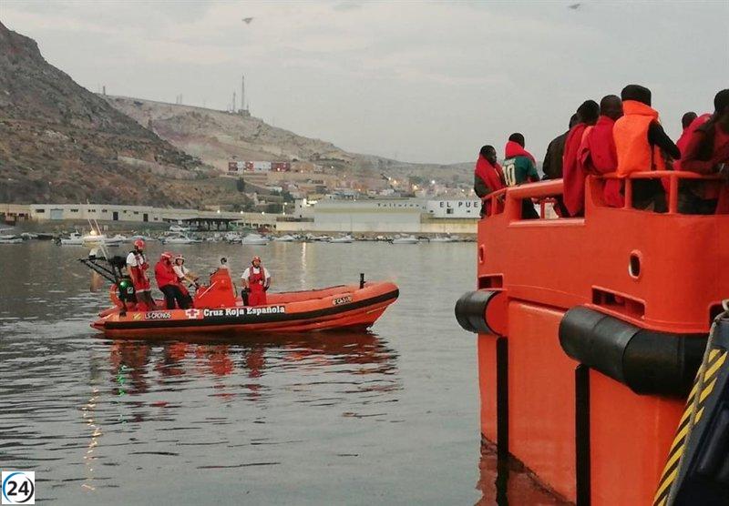 Cruz Roja socorre a 114 migrantes que arribaron en barcos a las costas de Almería.