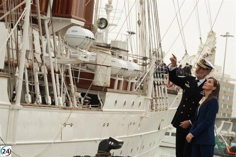 El Rey entrega nuevos despachos de empleo a Suboficiales de la Armada en San Fernando.