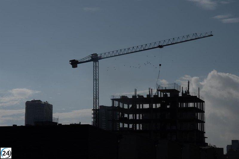 UGT y CCOO Sevilla organizan tres días de huelga para trabajadores de grúa en la construcción a partir del 15 de julio.