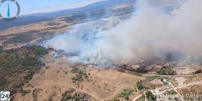 Desalojo preventivo en Algeciras por el incendio forestal en Botafuegos: se activa la fase 1 de emergencia.