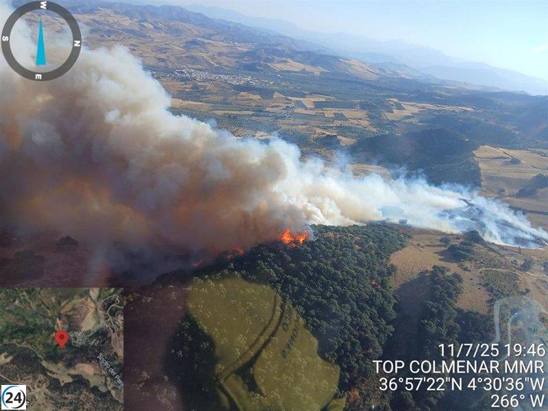 Diez aeronaves luchan contra el incendio en Villanueva de la Concepción, Málaga.