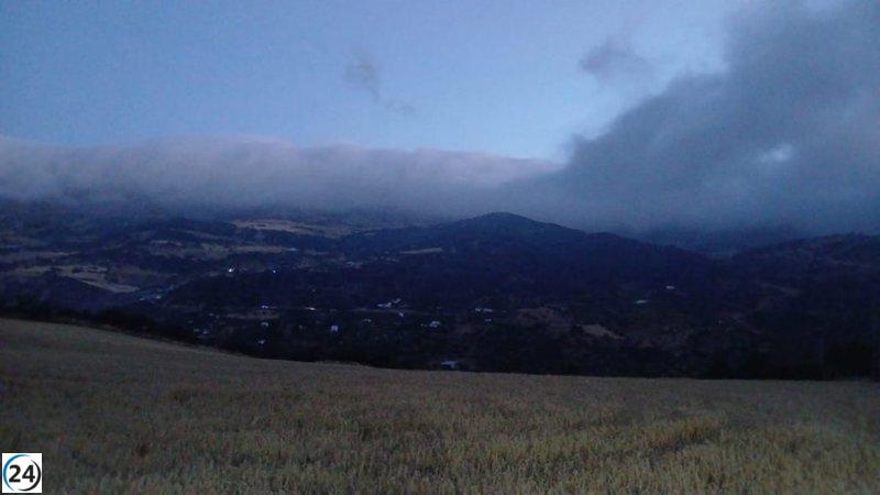 Avanza la lucha terrestre contra el incendio en Villanueva de la Concepción, Málaga.
