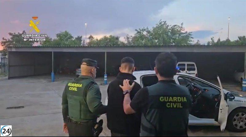 Detienen a dos y abren investigación a otros dos por robos armados en gasolineras de Sevilla.