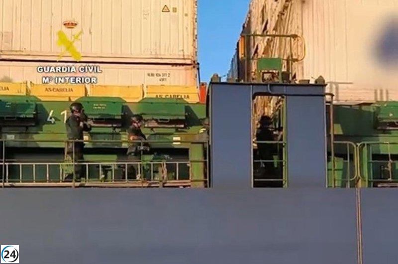 Interceptan 1.300 kilos de cocaína en un barco de carga en la Bahía de Cádiz.