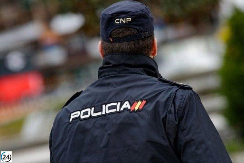 Policía arrestado por supuesta detención de su pareja en Almería.